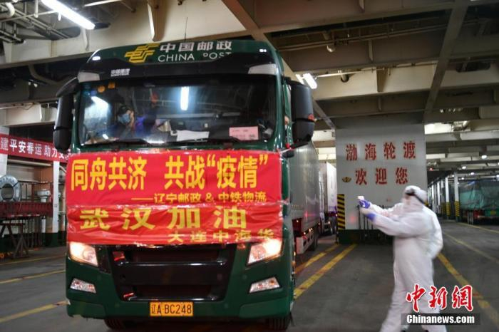 2月7日，一辆装载600箱、重7000斤药品的救援物资运输车。中新社发 于超群 摄