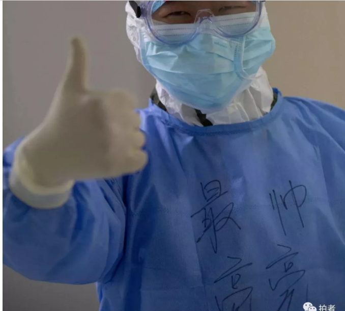 ▲护师王长亮。图片来自新京报“拍者” 