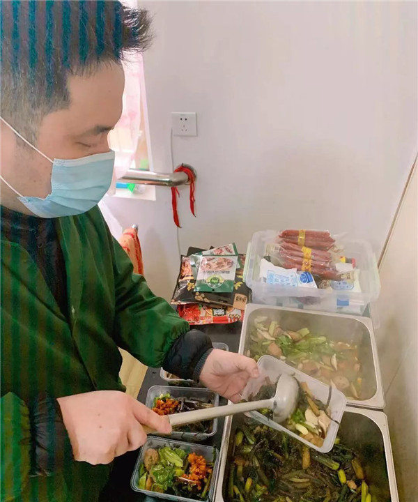 吴博为在外执勤的同事们打菜