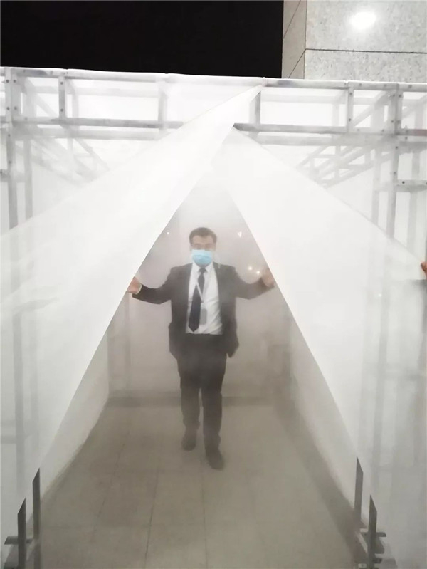 临时消毒室让人通过时即可轻松全身消毒