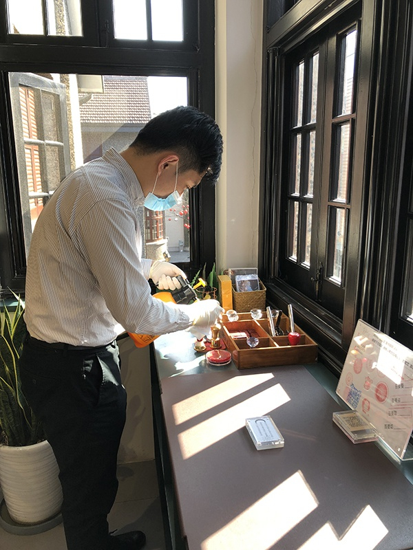 思南书局的店员正在细心擦拭