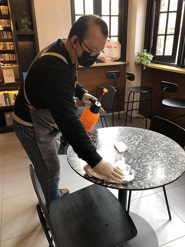思南书局的店员正在细心擦拭