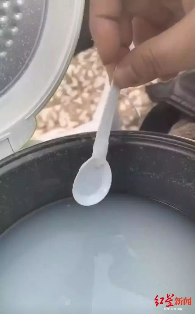 陈先生小勺喝粥