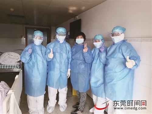 ■Z女士（中）与医务人员合影 卫健局供图