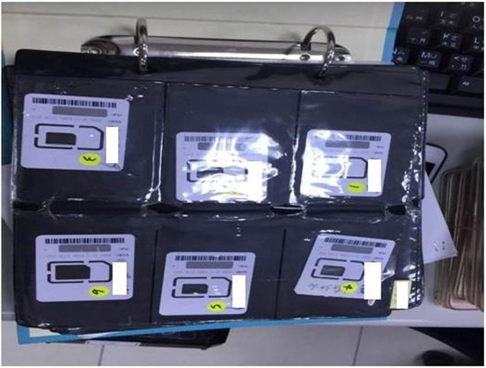 图为现场查获的大批物证