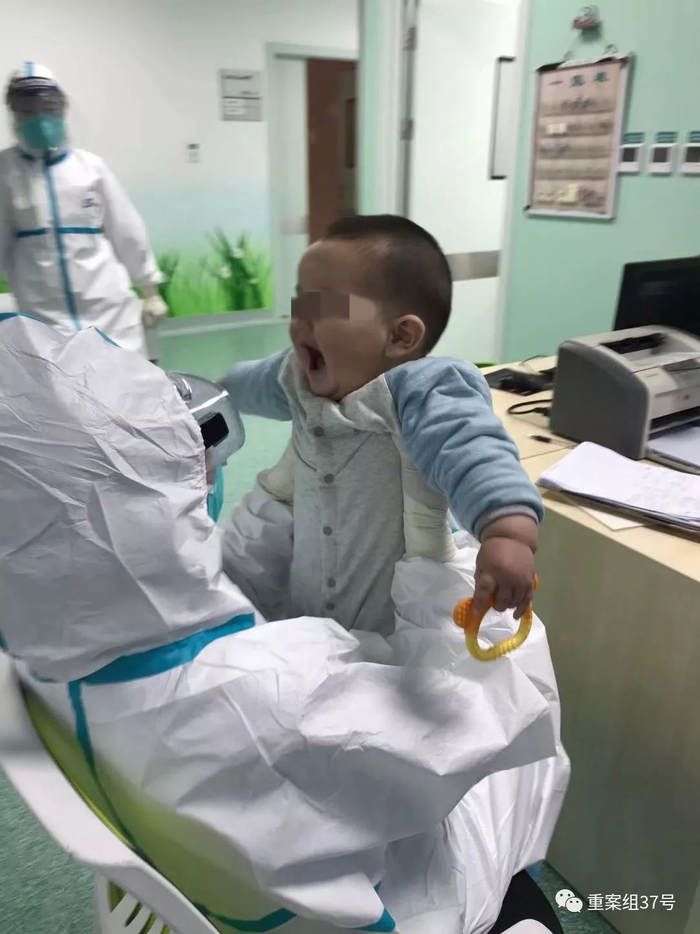  ▲现在，乐乐已经完全接受了“临时妈妈”们，他喜欢站在“妈妈”们的腿上，经常被逗得咯咯笑。