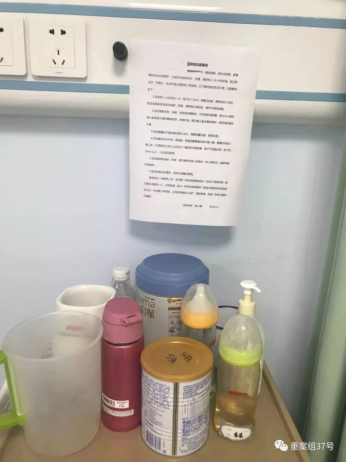  ▲乐乐的床头，贴着一张养娃“说明书”，是“临时妈妈”们总结出来的。