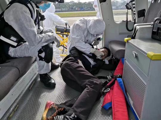 东海第一救助飞行队在长江口成功救助一名呼吸不畅船员
