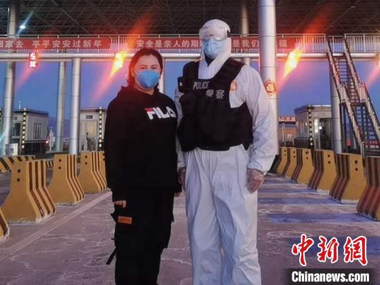疫情期间尼加提•外力和妻子古扎丽努尔•克音木两人第一次见面。　邱琳涵 摄