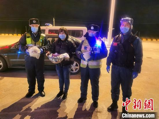     尼加提•外力和妻子古扎丽努尔•克音木和值班同事。　邱琳涵　摄