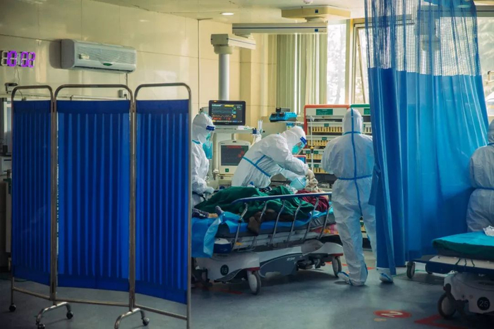  忙碌的医护人员（蔡小川 摄）