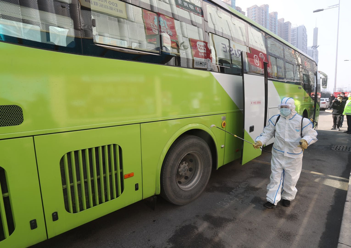 工作人员对818路公交车进行消毒。新京报记者 王贵彬 摄