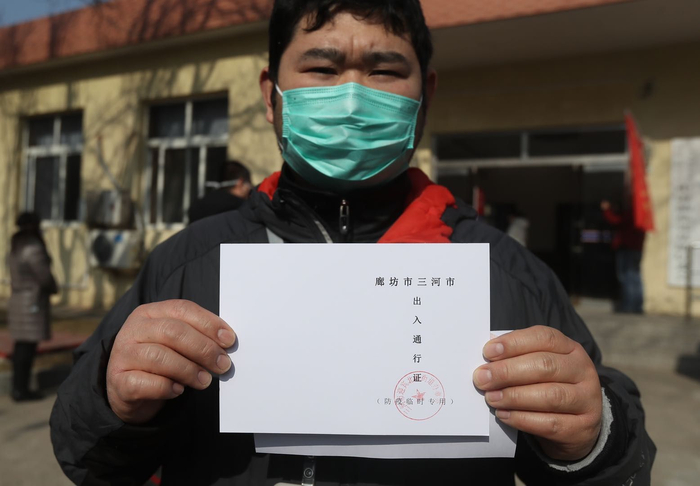 中海油燕郊基地社区居民办理出入通行证。新京报记者 王贵彬 摄