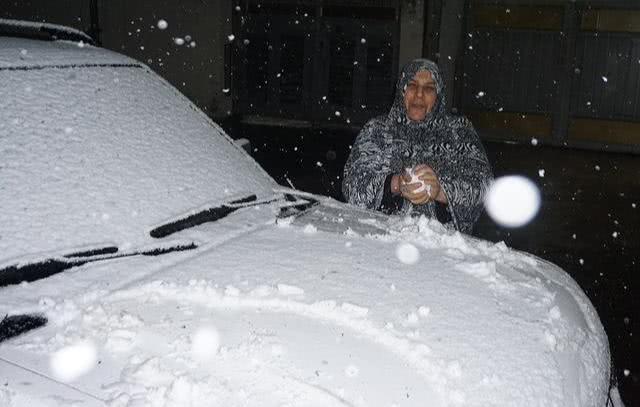 伊拉克狂欢：巴格达十二年首次降雪，全城市民喜笑颜开上街打雪仗