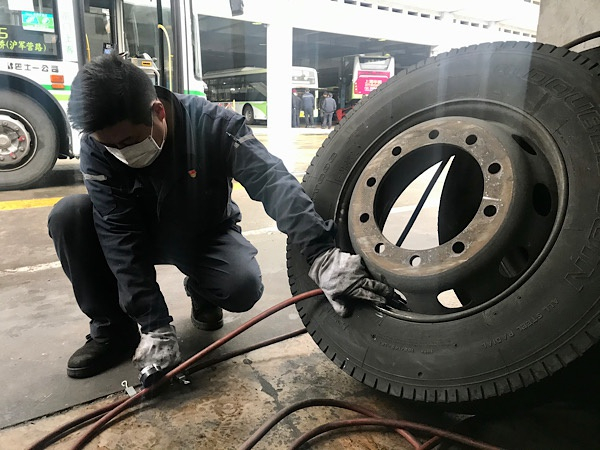 图说：漆明希正在维修故障车辆 巴士一公司供图（下同）