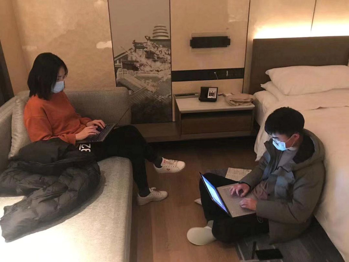  本刊记者王珊（左）、张从志（右）