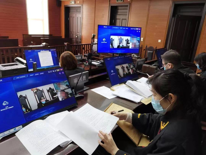 法院在网上开庭审理案件。大连中院 图