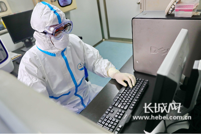 秦皇岛市疾控中心检验科检验人员分析检验数据。曹建雄 摄