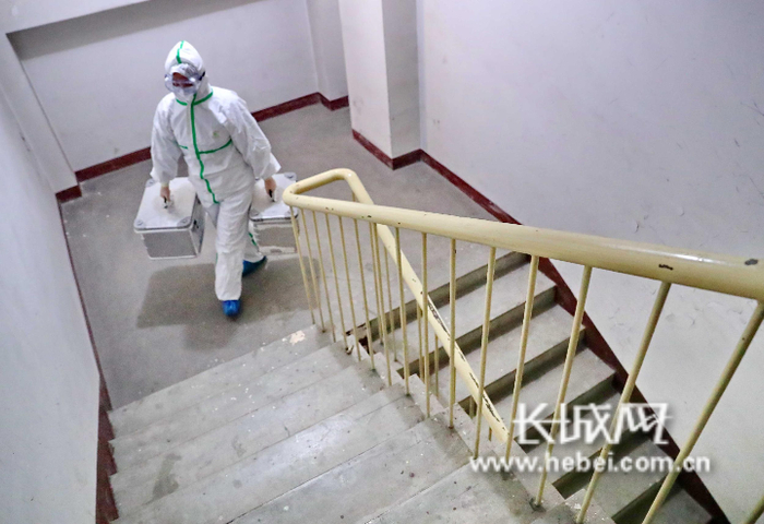 秦皇岛市疾控中心检验科检验人员接收检验标本。曹建雄 摄