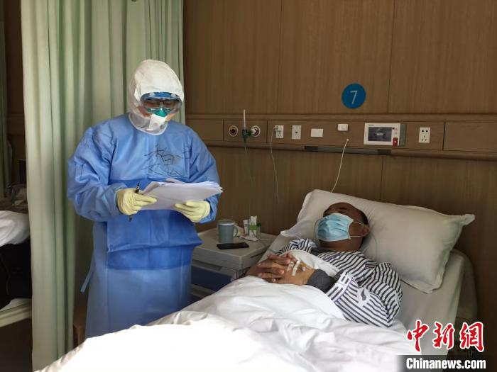     魏宁在病房与患者沟通。　受访者提供