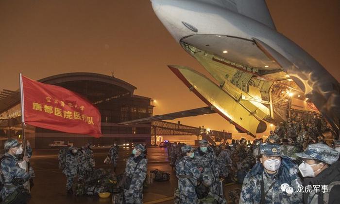 俄撤侨飞行员在武汉目睹震撼一幕，头一次看到如此士气十足的军队