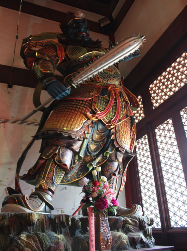 今日上海松江东岳庙中的温琼神像，肤色为青色