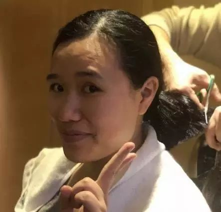  为了方便合格穿好一层层的防护服，爱美的姑娘们剪去齐腰的长发，我感动了。