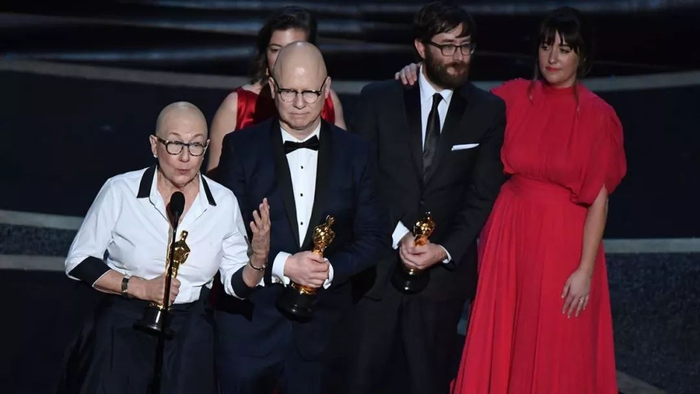 导演朱莉娅·莱切特（左一）和史蒂文·伯格纳（左二）及拍摄团队领取“小金人”