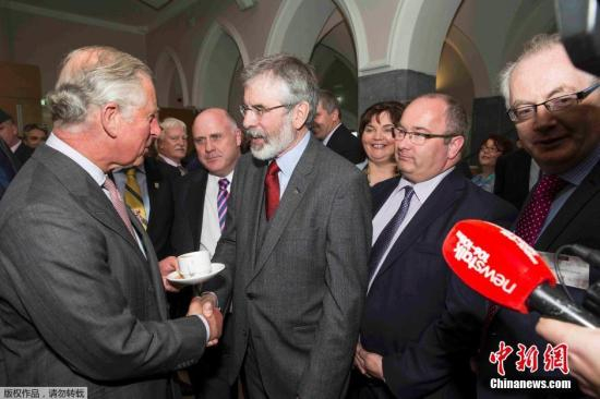 资料图：当地时间2015年5月19日，爱尔兰戈尔韦，英国查尔斯王子与北爱尔兰新芬党时任领袖格里·亚当斯在爱尔兰国立大学首次会面，双方进行了历史性的握手。