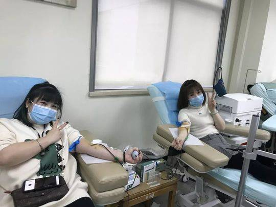 成都市第四人民医院医生蒋靖和同学来献血