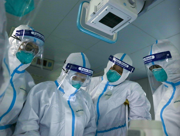 医生们胸片室，结合影像学资料，讨论每一位患者的病情。