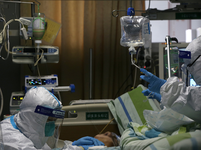 中南医院医护人员在护理患者。