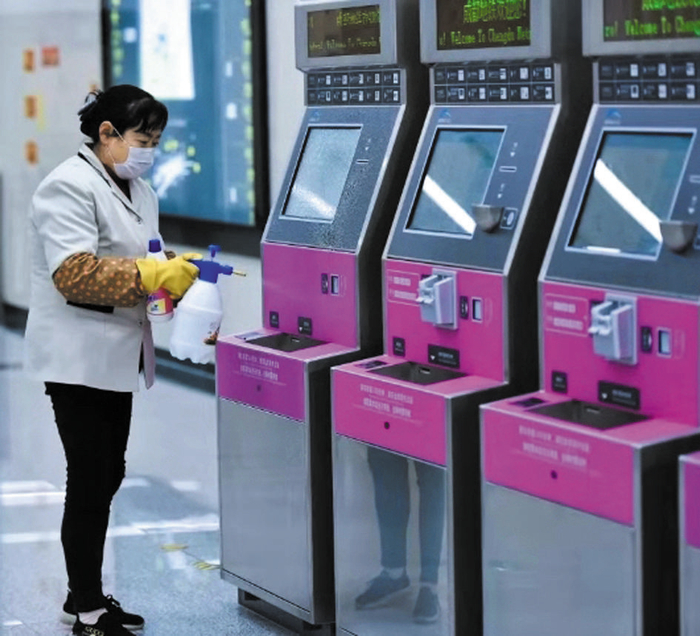 在成都地铁站内，所有车站电动扶梯、自动售票机、卫生间等公共区域加强消毒