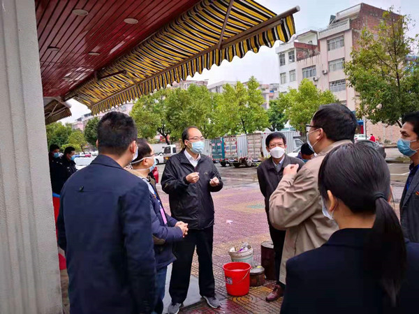 钦州中院副院长杜应参与检查组深入一线开展疫情防控工作