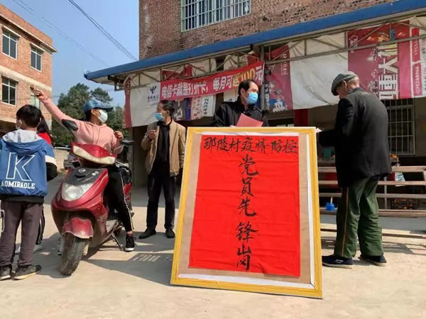 钦北法院干警深入扶贫联系点宣传疫情防控知识