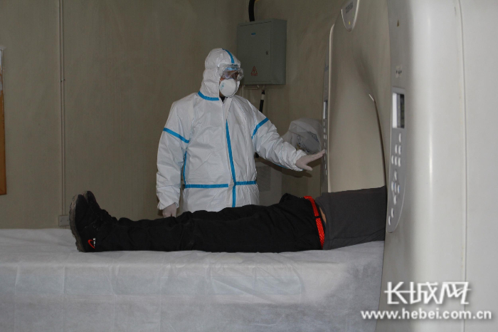 医护人员为隔离留观患者做检查。 何连斌 供图