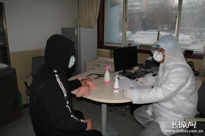 发热门诊医护人员诊治发热病人。 何连斌 供图