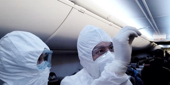 东航海外包机机组:穿着防护服12小时不吃不喝