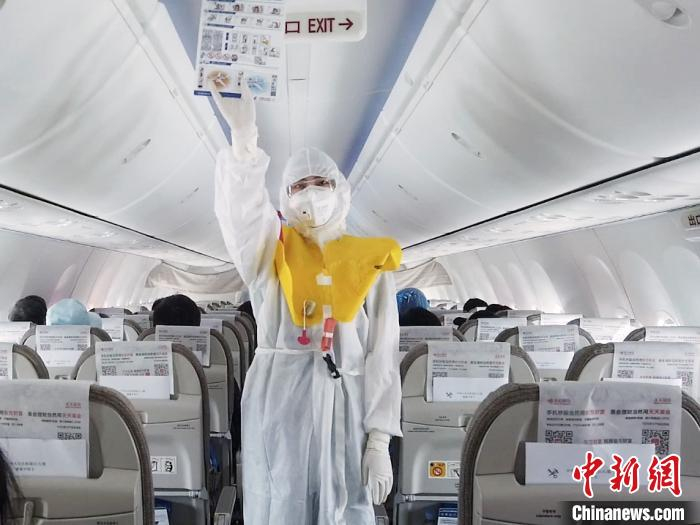 乘务员身穿防护服进行安全演示 东航供图 