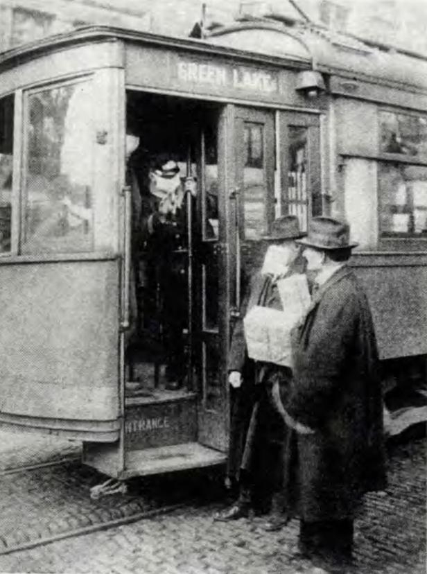 “西班牙流感”刷新了人们对传染病的认识，也在一定程度上促成第一次世界大战提前结束以及一系列反帝国主义运动的兴起。在一个世纪之后的今天，人类不得不面对另一种可怕病毒的侵袭。图为“西班牙流感”期间，电车售票员阻止没戴口罩的乘客上车，这一幕与今天何其相似。