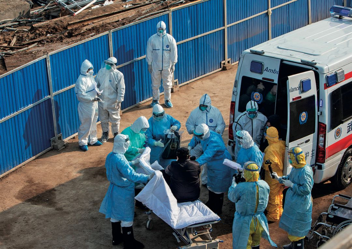 2月4日，火神山收治第一批患者进入病区。摄影/中青报·中青网 李峥苨