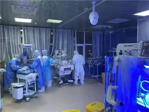 ▲柯亮的宝宝在新生儿科的隔离病区。受访者供图