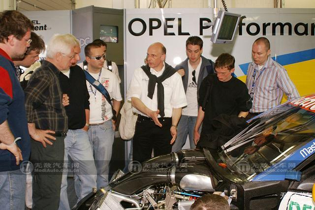 图：掌门人正在督战欧宝的DTM车队。