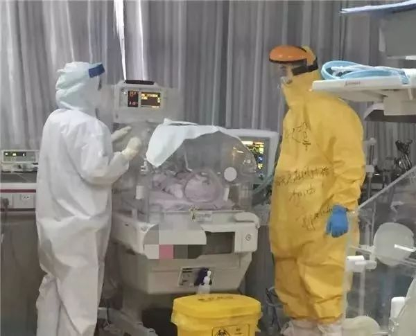 ▲柯亮的女儿出生后，被送往新生儿科病房隔离观察。受访者供图