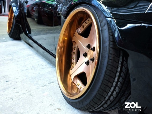 偏移度向外侧的轮毂（俗称外八字）