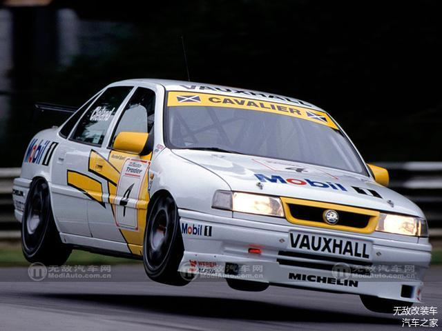 图：挂着Vauxhall车标的Vectra在BTCC上大展拳脚。