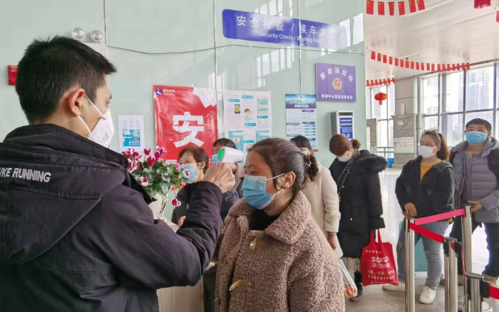 上车前要进行体温测量。受访者供图