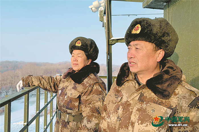 每天，马军武和张正美都会爬上瞭望哨认真观察边情。中国军网 孙伟帅摄