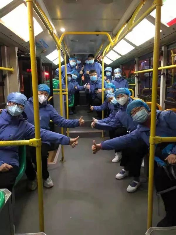 晚上10点，齐鲁医院医疗队医生们下夜班回宾馆（受访者供图）