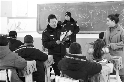 森林公安为学生讲解保护野生动物知识